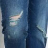 Τζιν παντελόνι με άνετη εφαρμογή mom fit και destroyed εφέ