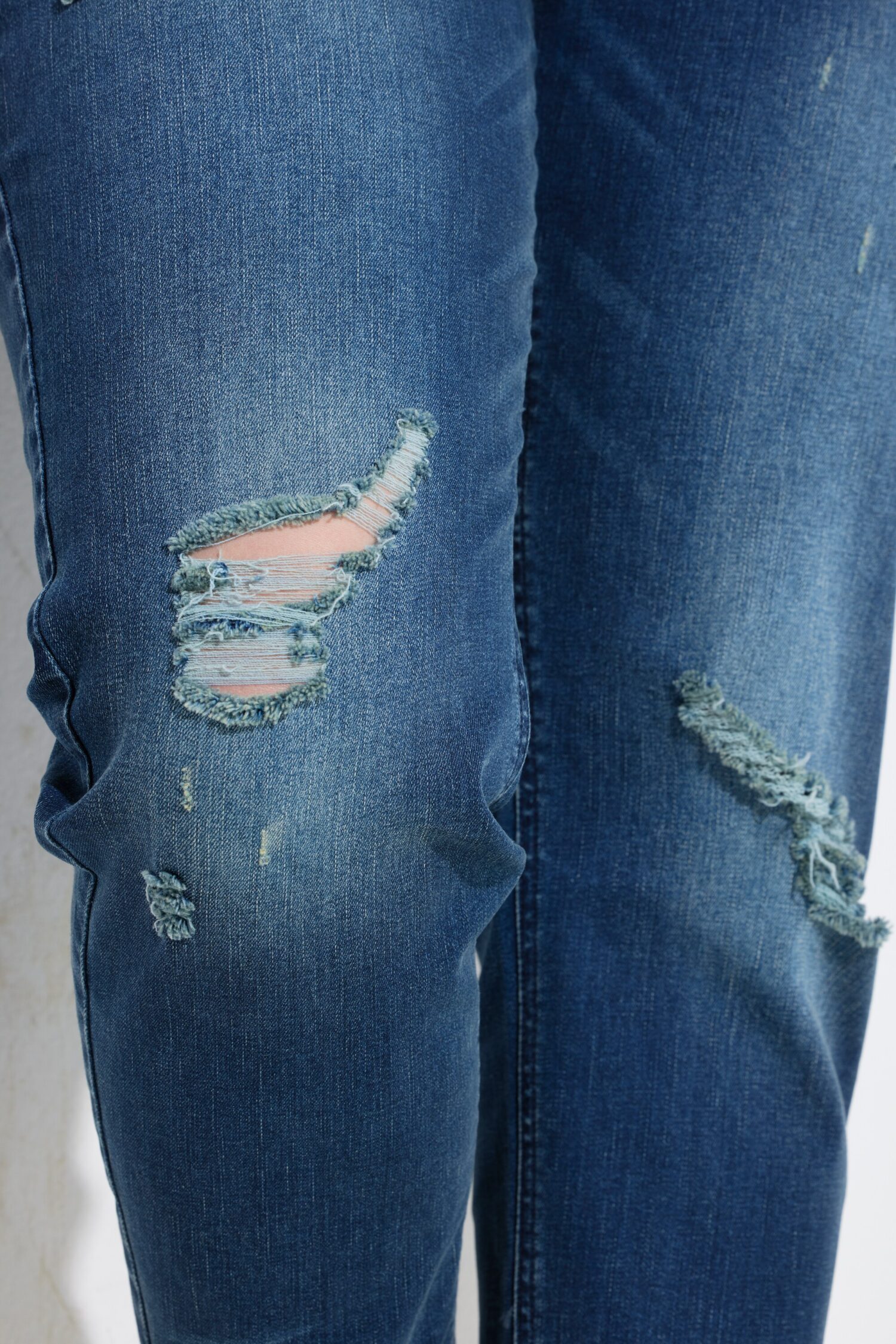 Τζιν παντελόνι με άνετη εφαρμογή mom fit και destroyed εφέ