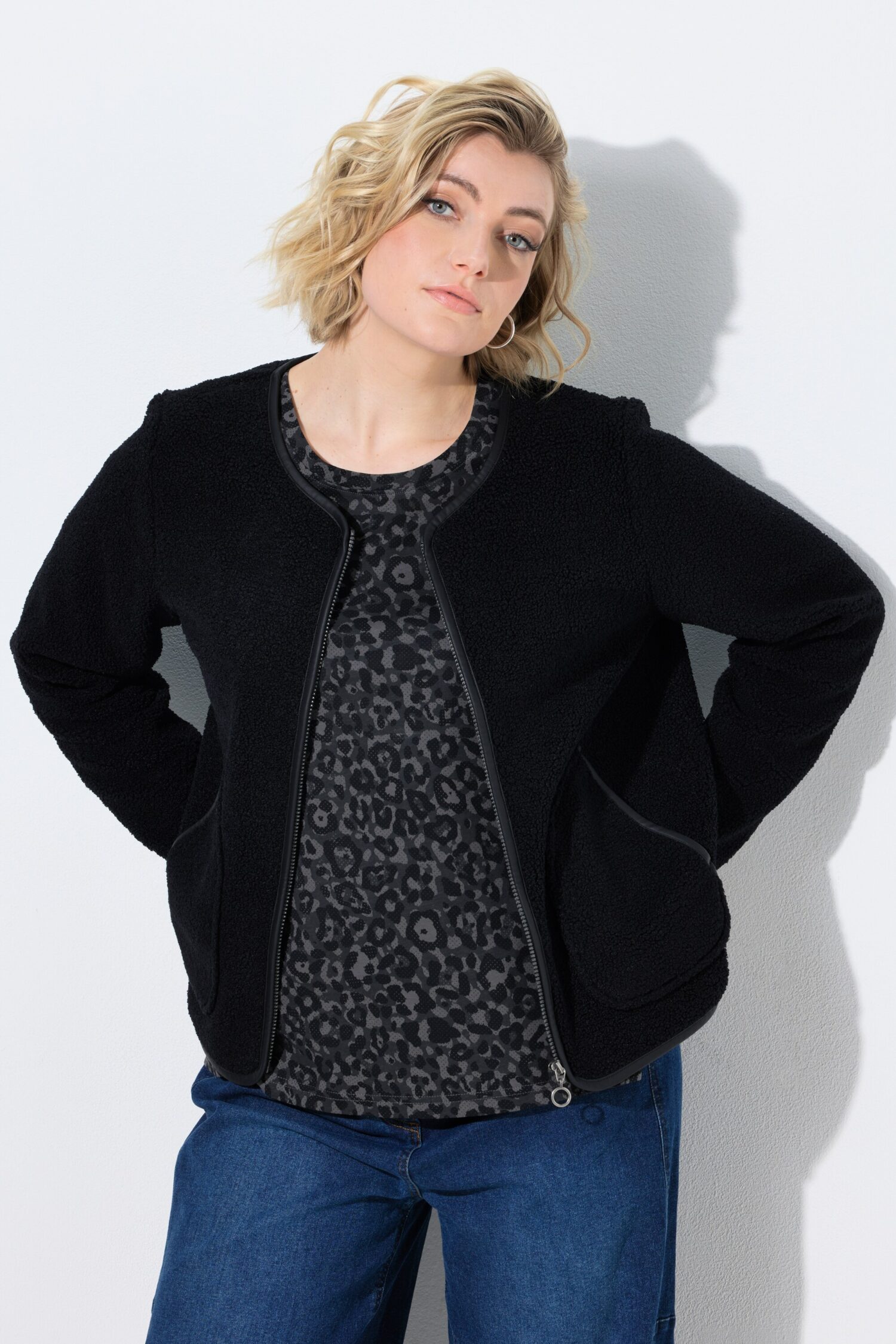 Ζακέτα fleece με φερμουάρ και λεπτομέρειες σε δερμάτινη όψη