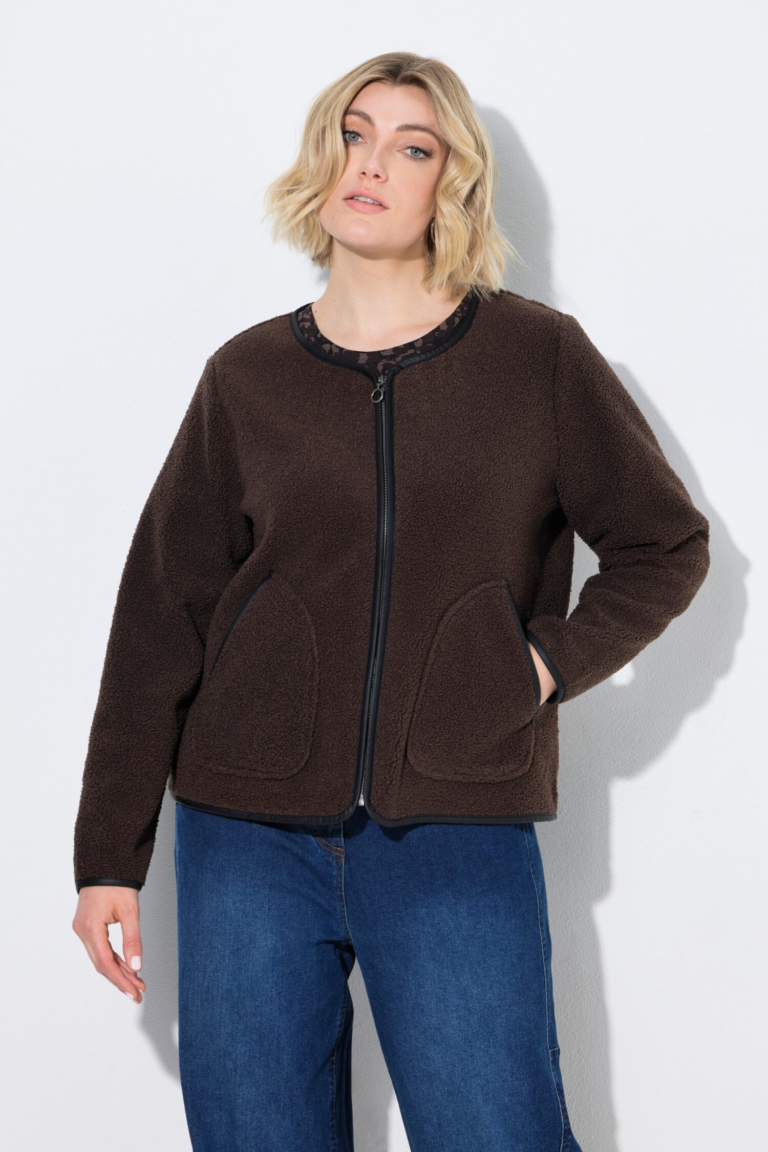Ζακέτα fleece με φερμουάρ και λεπτομέρειες σε δερμάτινη όψη