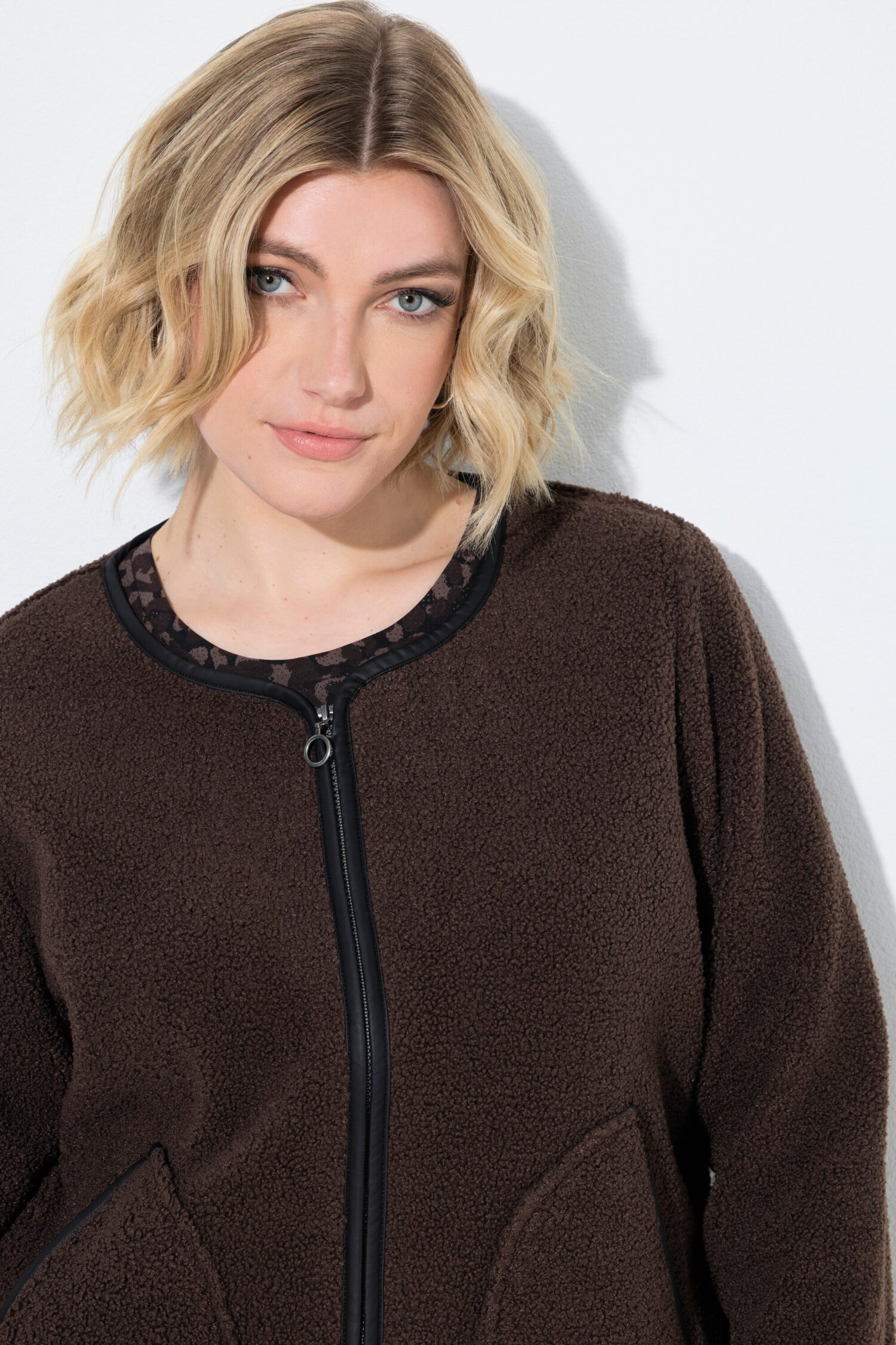 Ζακέτα fleece με φερμουάρ και λεπτομέρειες σε δερμάτινη όψη
