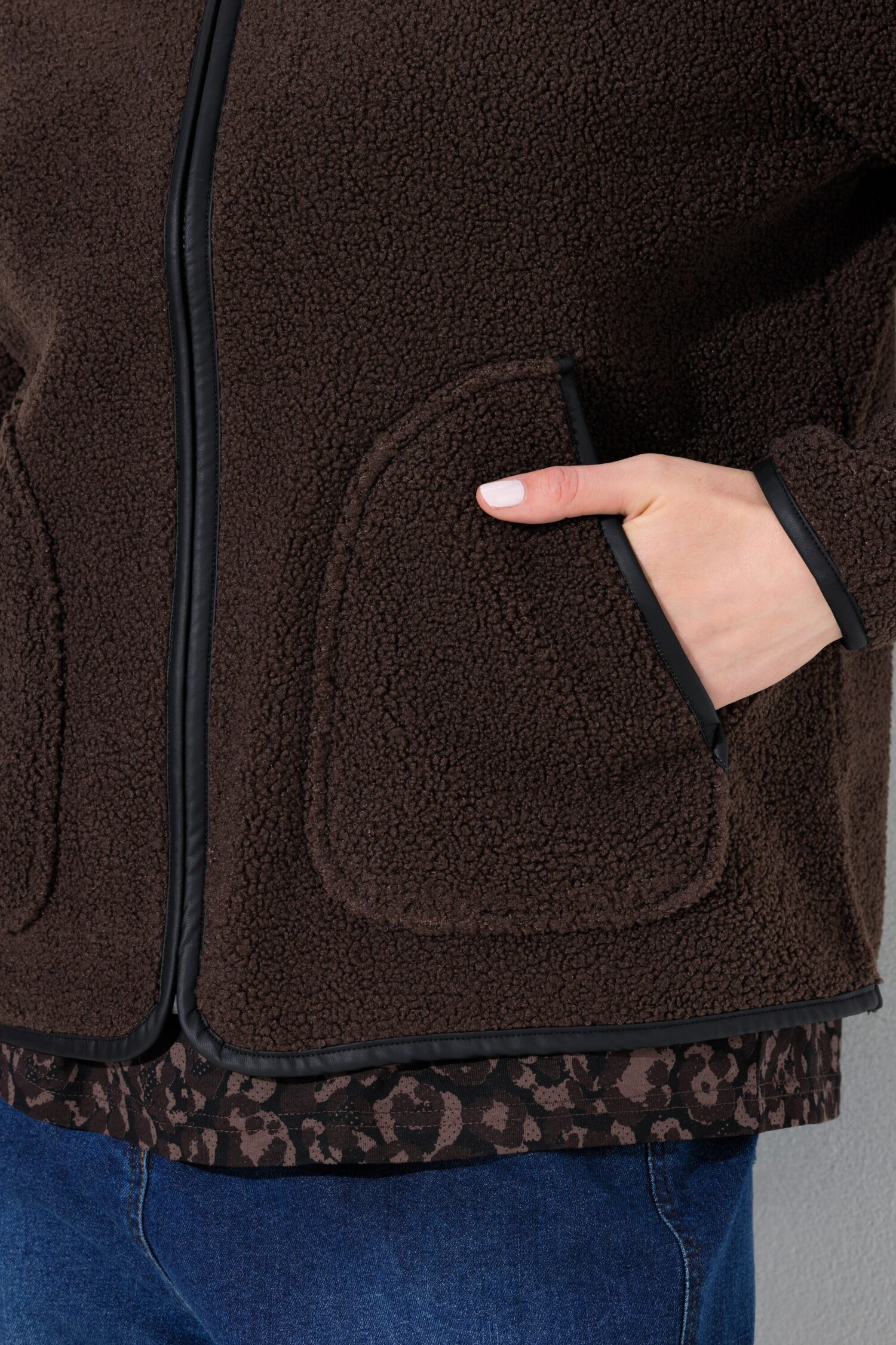 Ζακέτα fleece με φερμουάρ και λεπτομέρειες σε δερμάτινη όψη