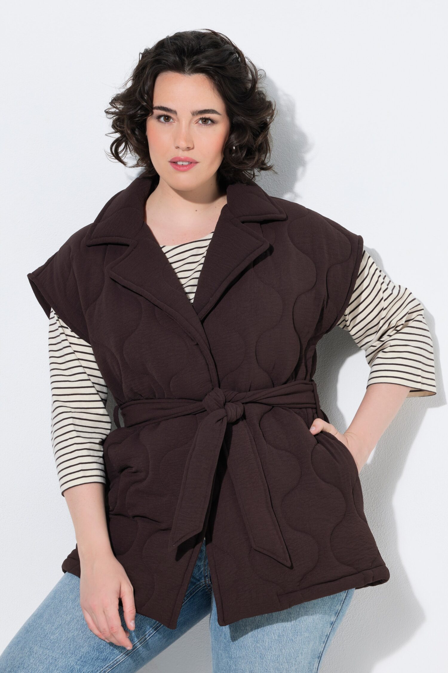 Γιλέκο καπιτονέ ελαφρώς oversized με ζώνη