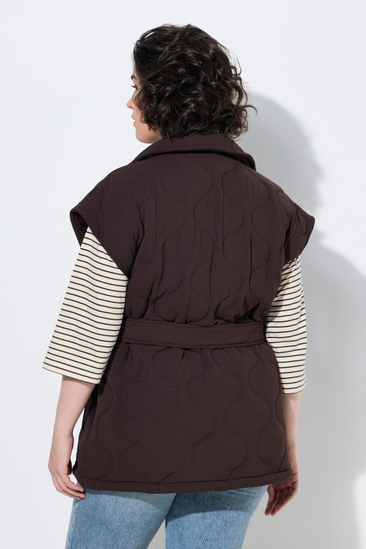 Γιλέκο καπιτονέ ελαφρώς oversized με ζώνη