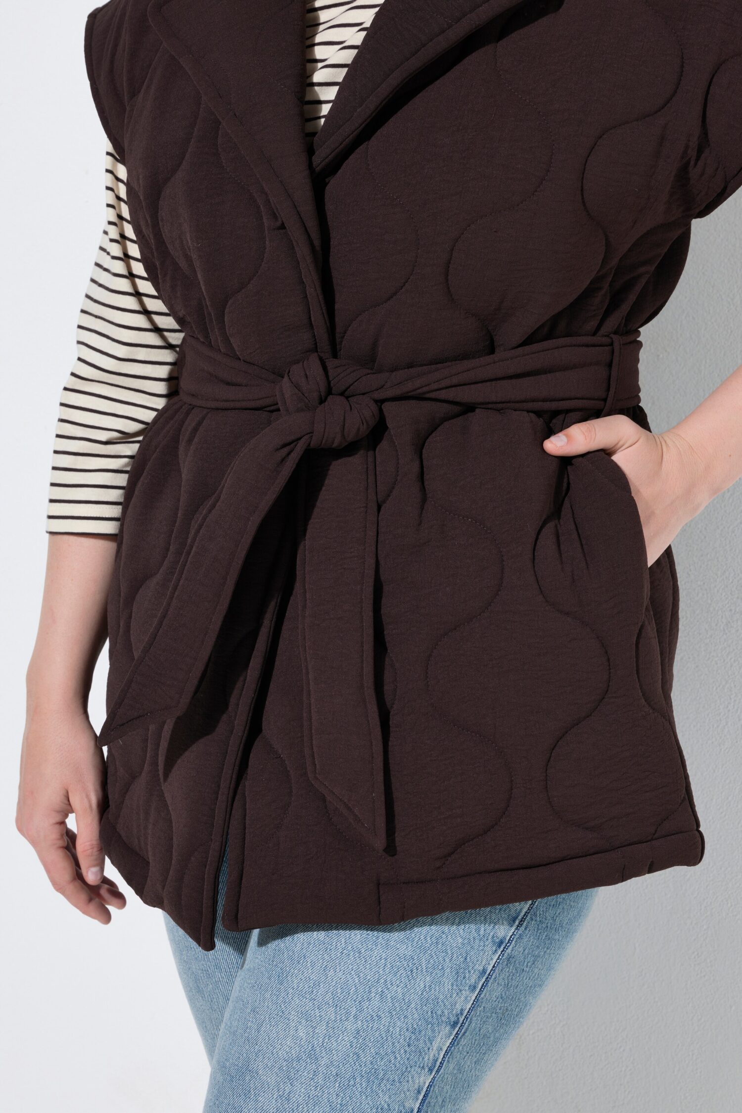 Γιλέκο καπιτονέ ελαφρώς oversized με ζώνη