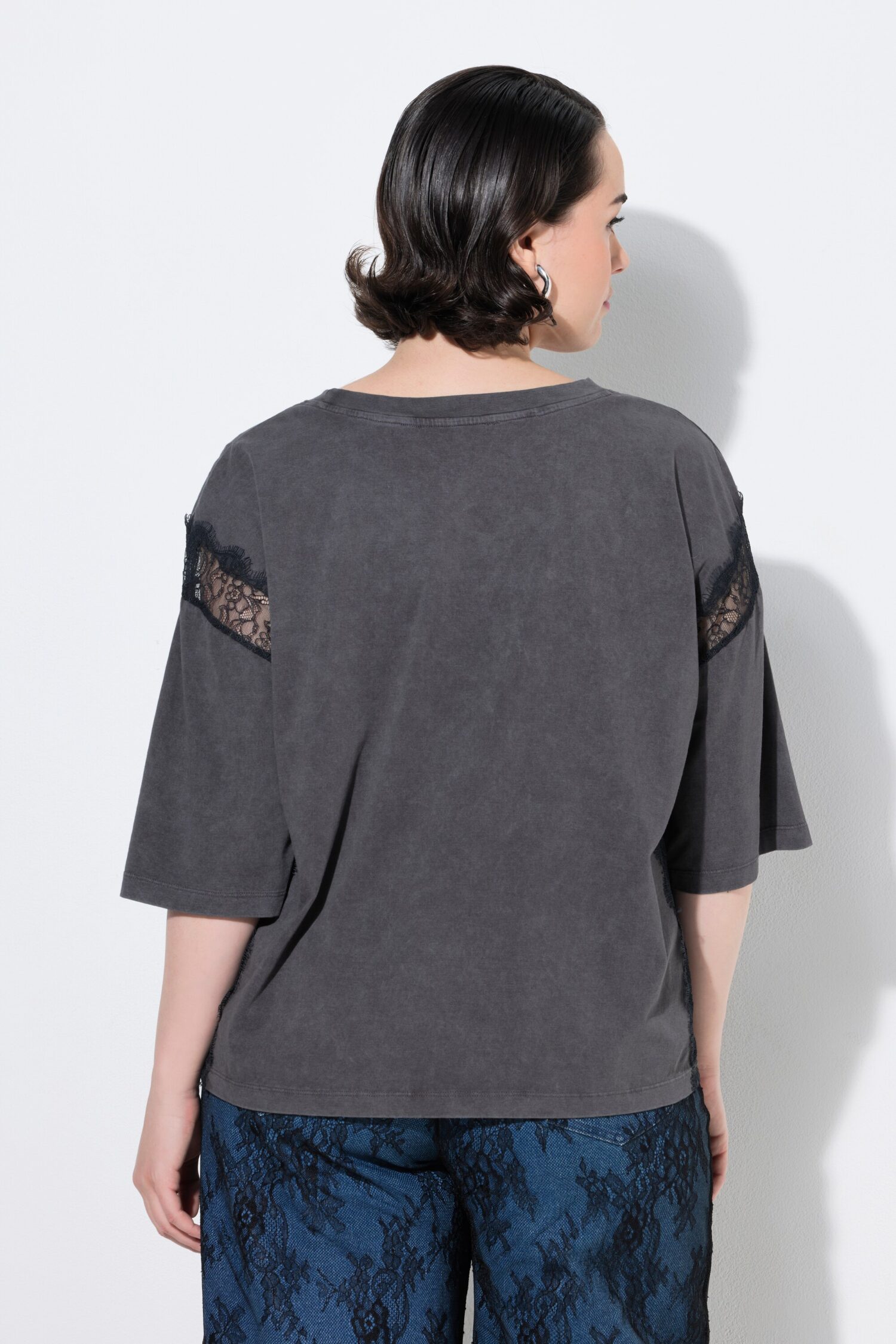 Μπλούζα oversized με στρογγυλή λαιμόκοψη κι ένθετα από δαντέλα