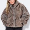 Μπουφάν oversized από συνθετική γούνα με όρθιο γιακά