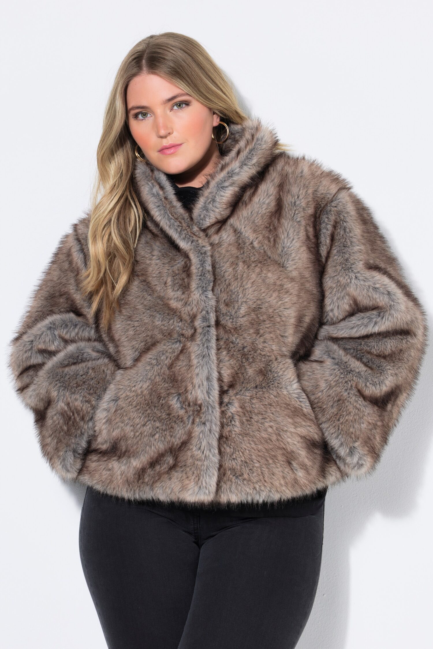 Μπουφάν oversized από συνθετική γούνα με όρθιο γιακά