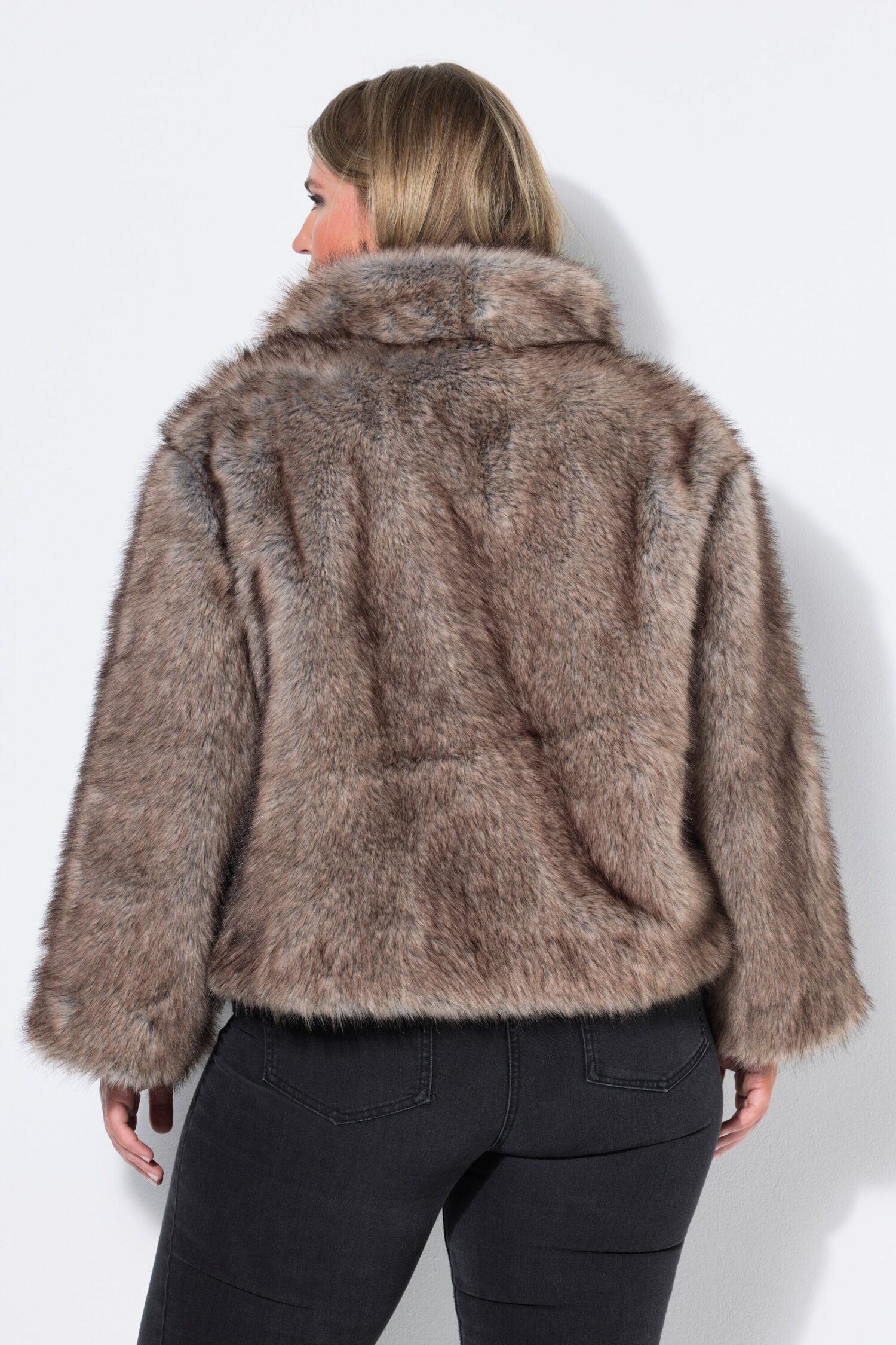 Μπουφάν oversized από συνθετική γούνα με όρθιο γιακά