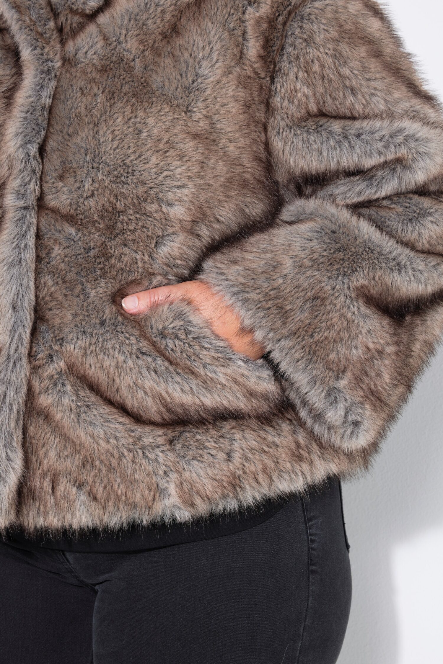 Μπουφάν oversized από συνθετική γούνα με όρθιο γιακά