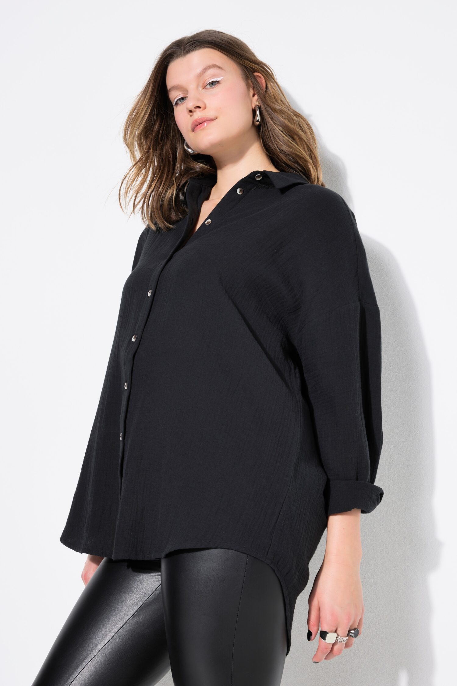 Πουκάμισο oversized με μακριά μανίκια και πλαϊνά σκισίματα