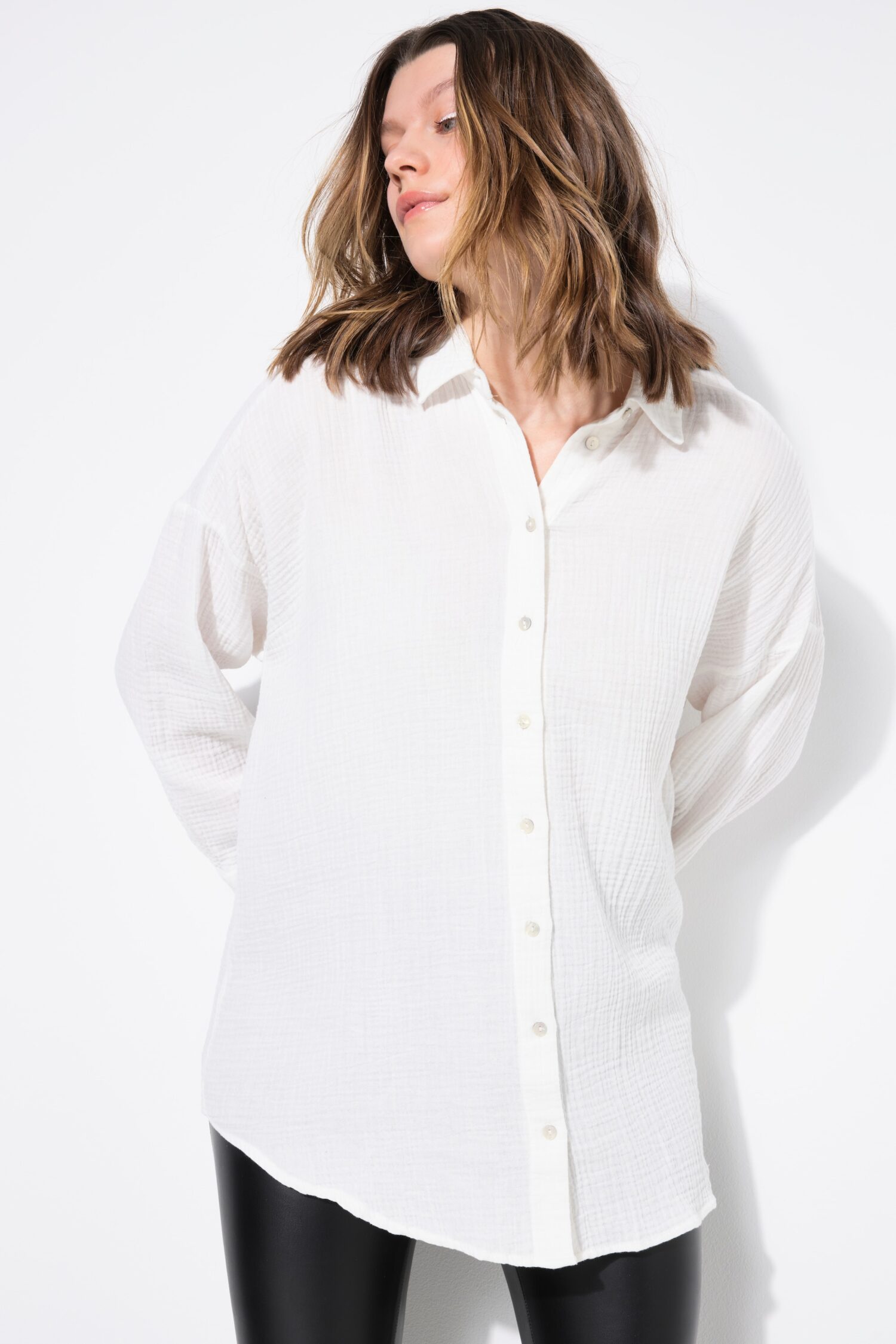 Πουκάμισο oversized με μακριά μανίκια και πλαϊνά σκισίματα