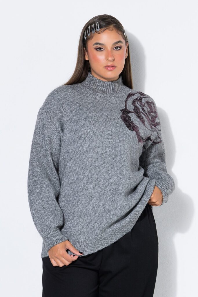 Πουλόβερ oversized με φλοράλ κέντημα από παγιέτες στον ώμο