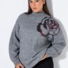 Πουλόβερ oversized με φλοράλ κέντημα από παγιέτες στον ώμο