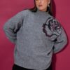 Πουλόβερ oversized με φλοράλ κέντημα από παγιέτες στον ώμο