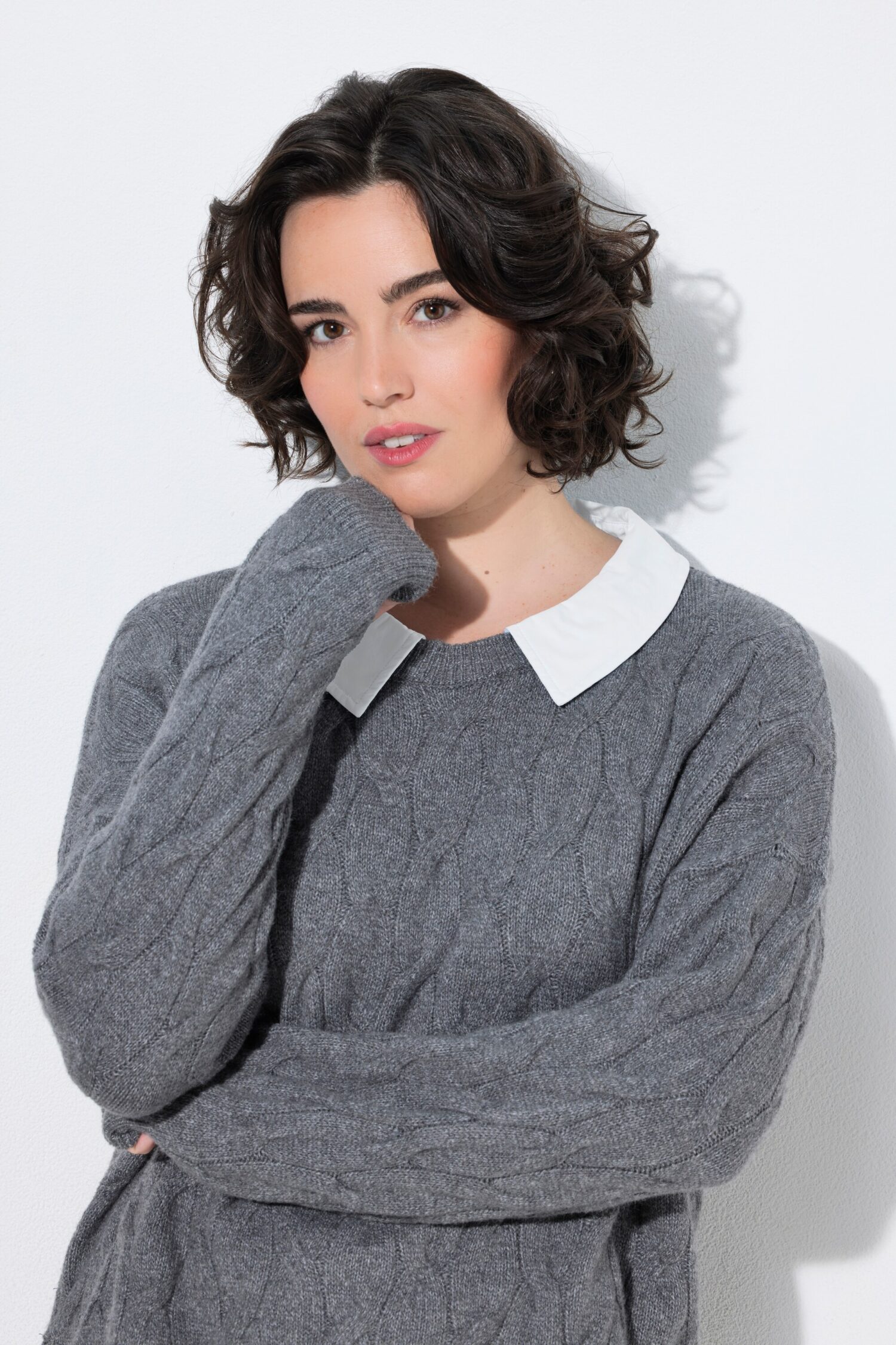 Πουλόβερ πλεκτό oversized με ένθετο γιακά και τελείωμα πουκαμίσου