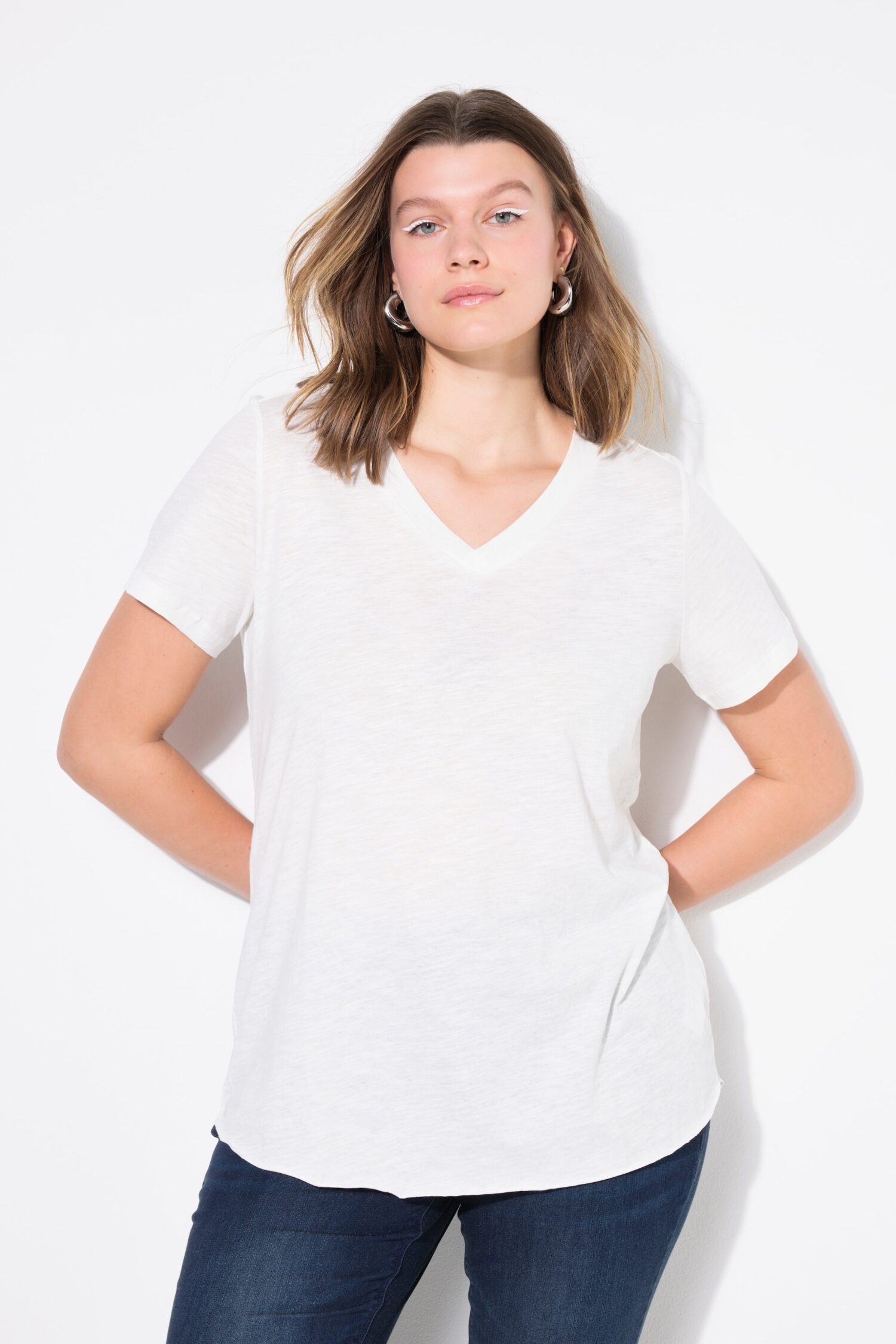T-shirt σε φαρδιά, κλασική εφαρμογή με λαιμόκοψη V