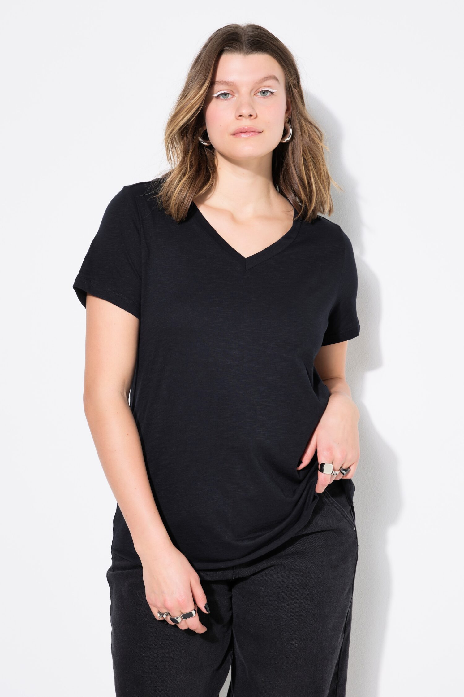 T-shirt σε φαρδιά, κλασική εφαρμογή με λαιμόκοψη V
