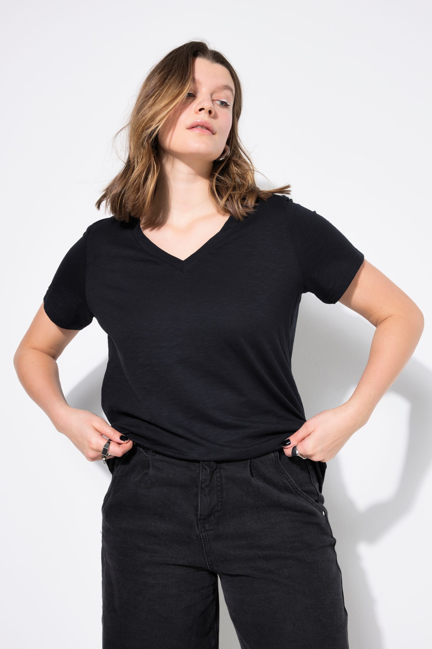 T-shirt σε φαρδιά, κλασική εφαρμογή με λαιμόκοψη V