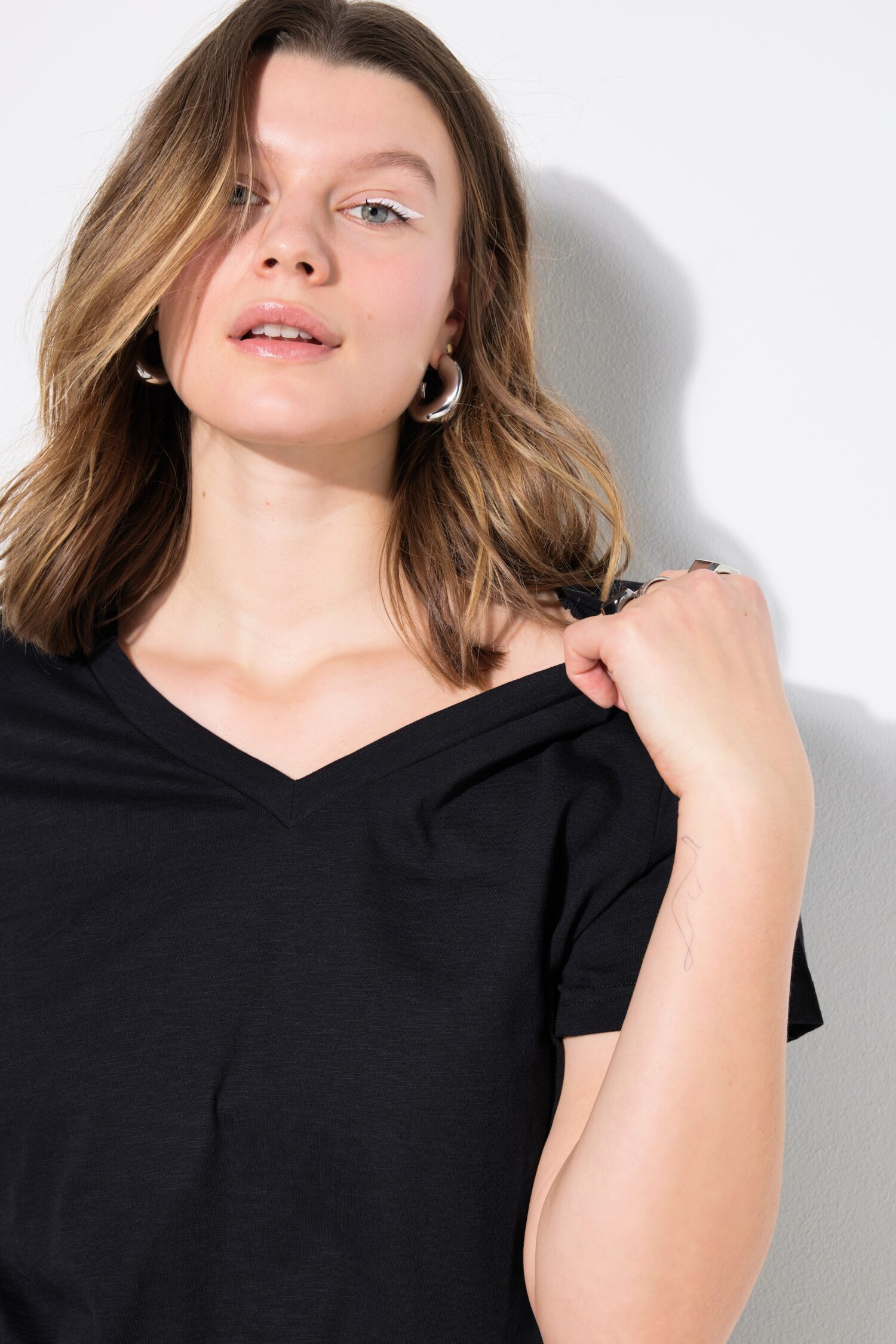 T-shirt σε φαρδιά, κλασική εφαρμογή με λαιμόκοψη V