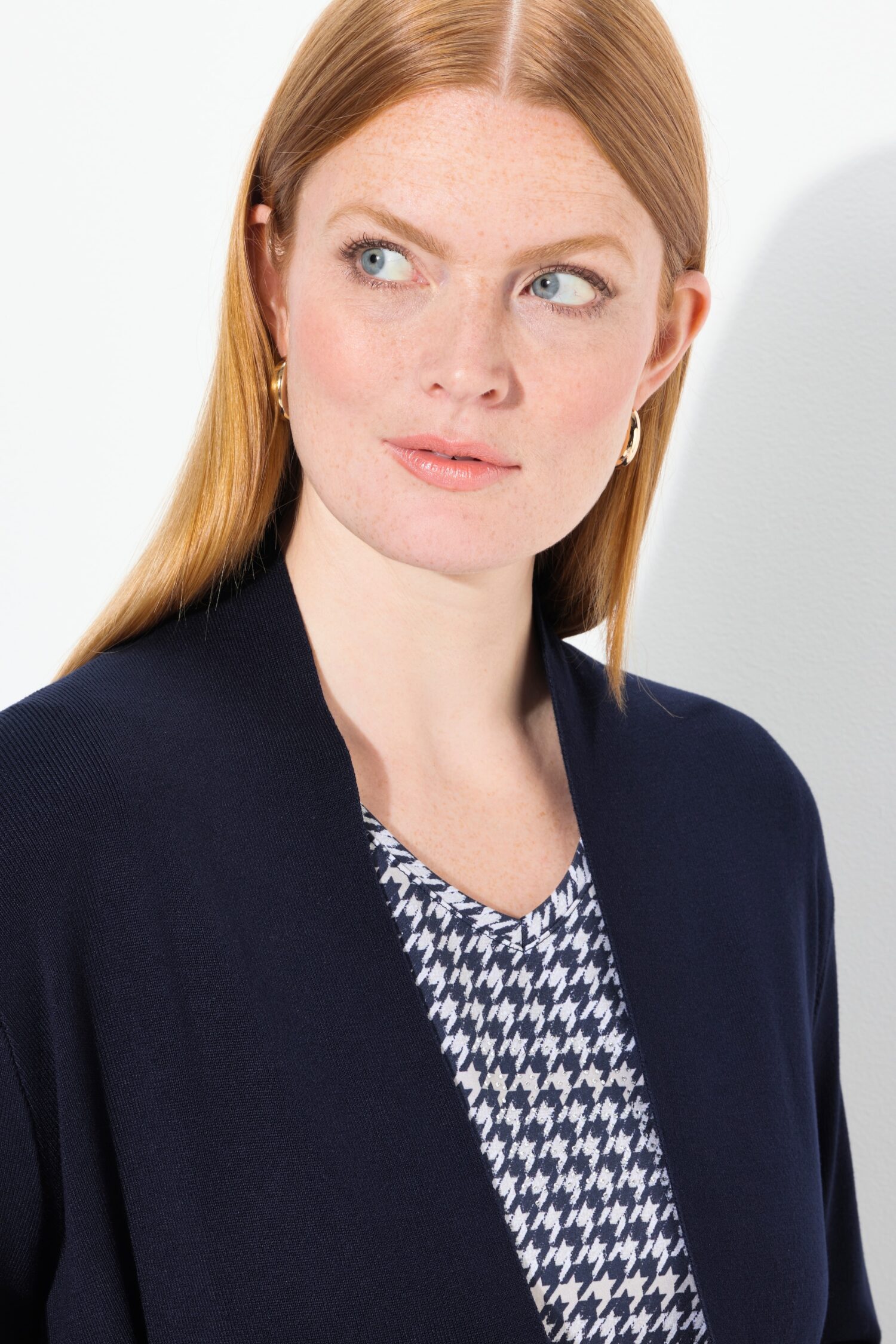 Ζακέτα μακριά, από λεπτή πλέξη με τσέπες στο πλάι
