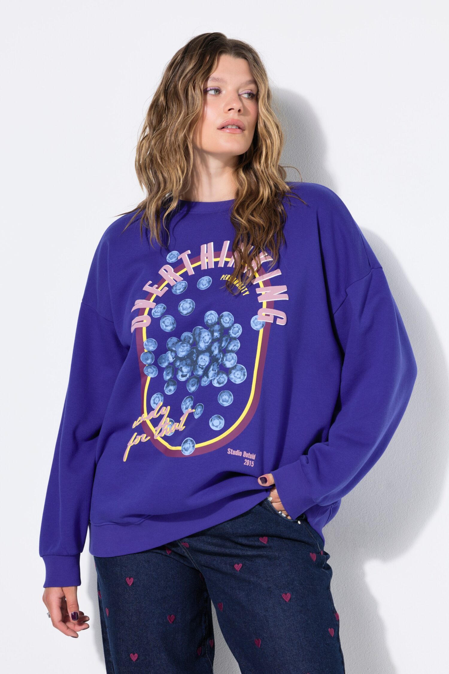 Μπλούζα φούτερ oversized με τύπωμα blueberries