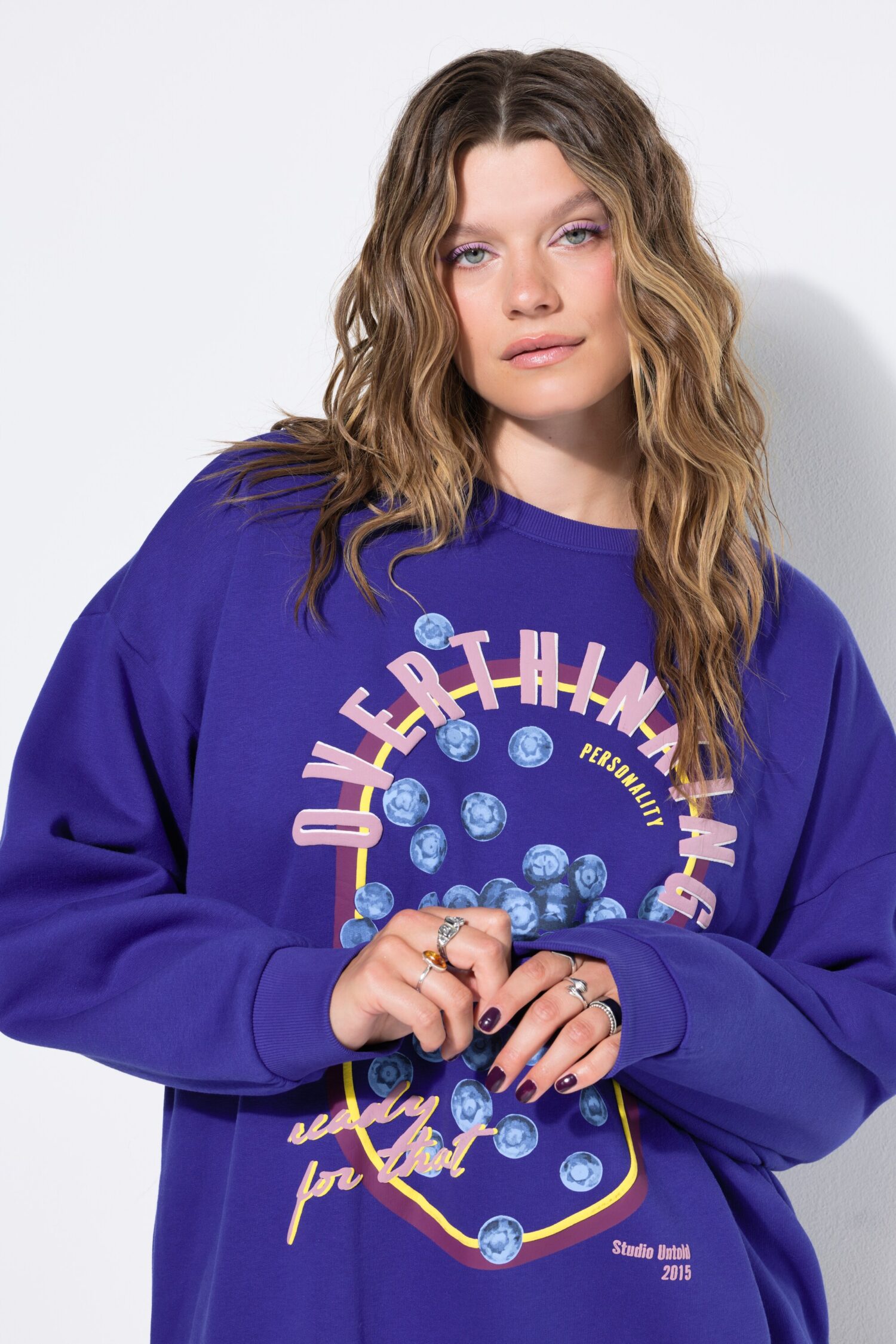 Μπλούζα φούτερ oversized με τύπωμα blueberries