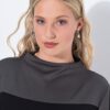 Μπλούζα oversized με όρθιο γιακά και στρας