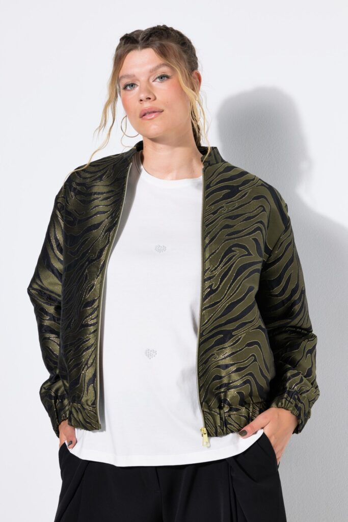 Μπουφάν σε boxy fit με zebra print κι όρθιο γιακά