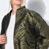 Μπουφάν σε boxy fit με zebra print κι όρθιο γιακά