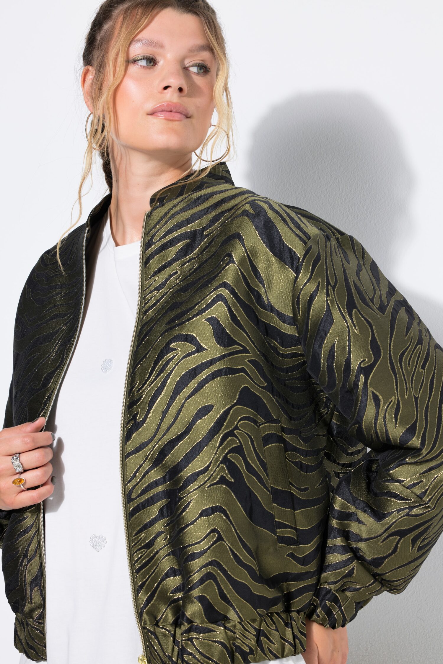 Μπουφάν σε boxy fit με zebra print κι όρθιο γιακά
