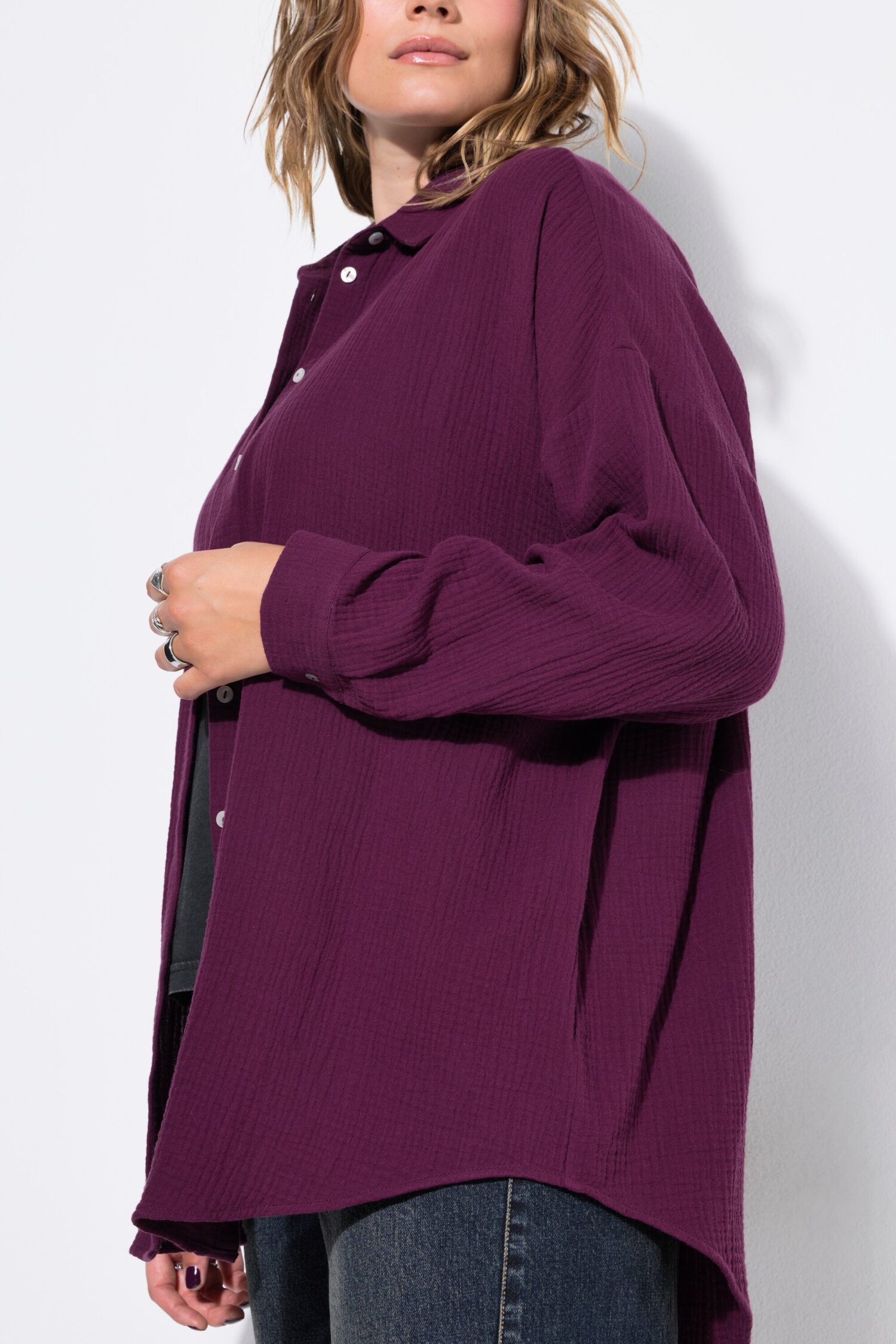 Πουκάμισο oversized με μακριά μανίκια και πλαϊνά σκισίματα