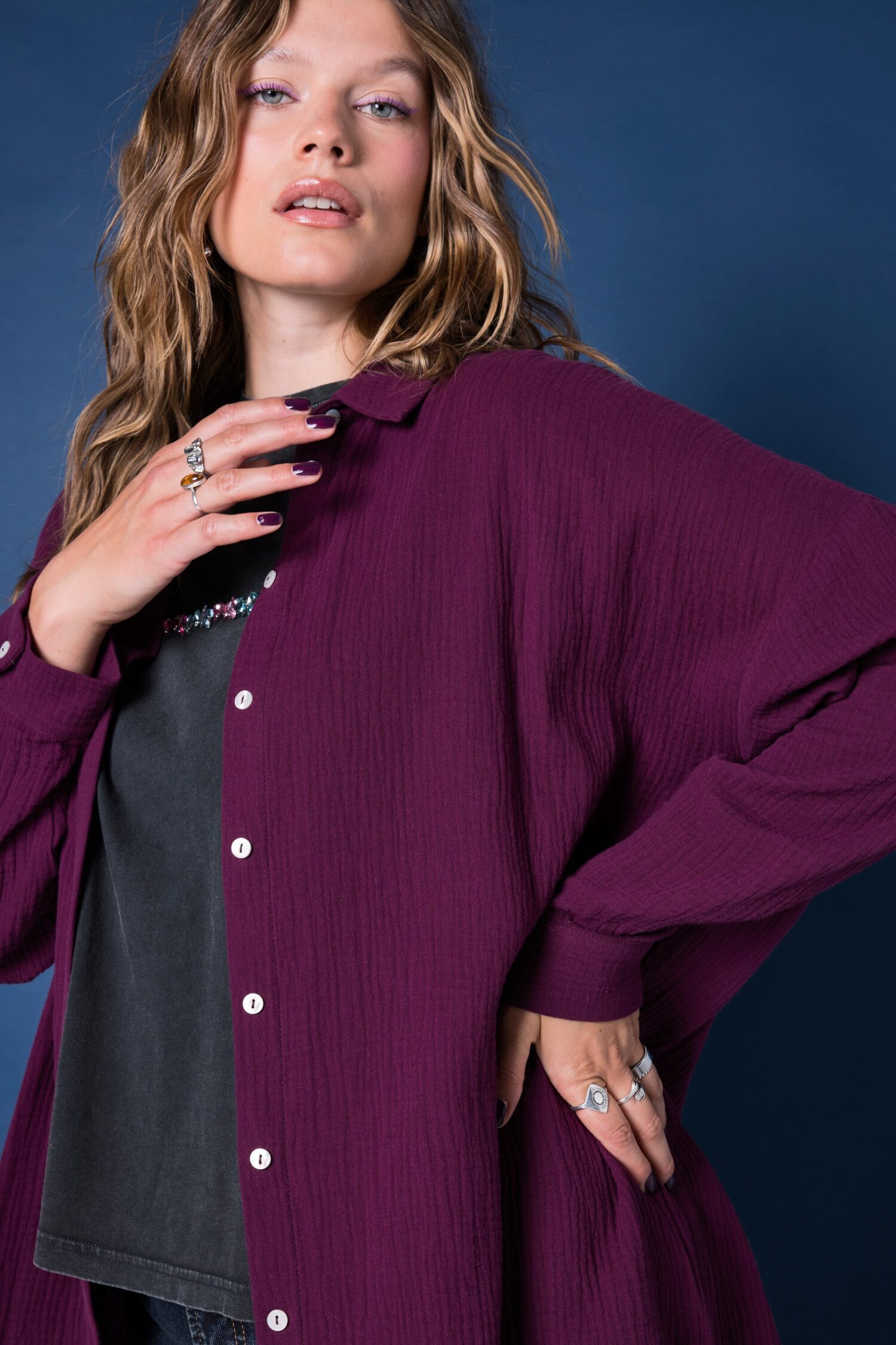 Πουκάμισο oversized με μακριά μανίκια και πλαϊνά σκισίματα