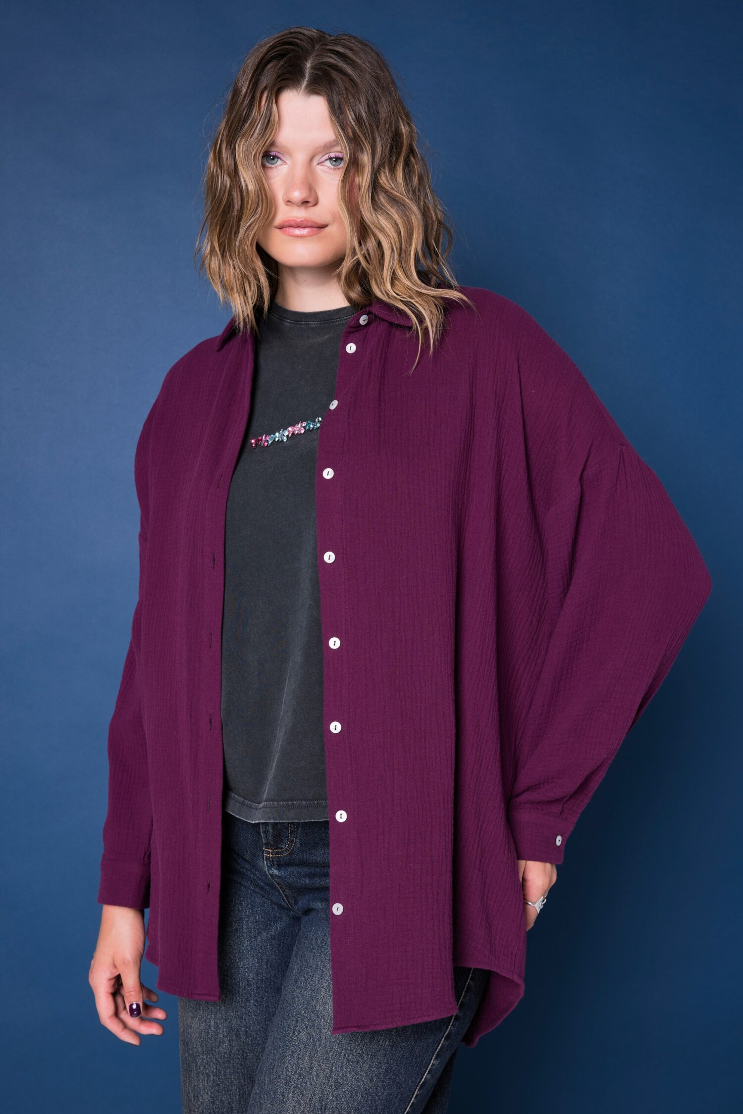 Πουκάμισο oversized με μακριά μανίκια και πλαϊνά σκισίματα