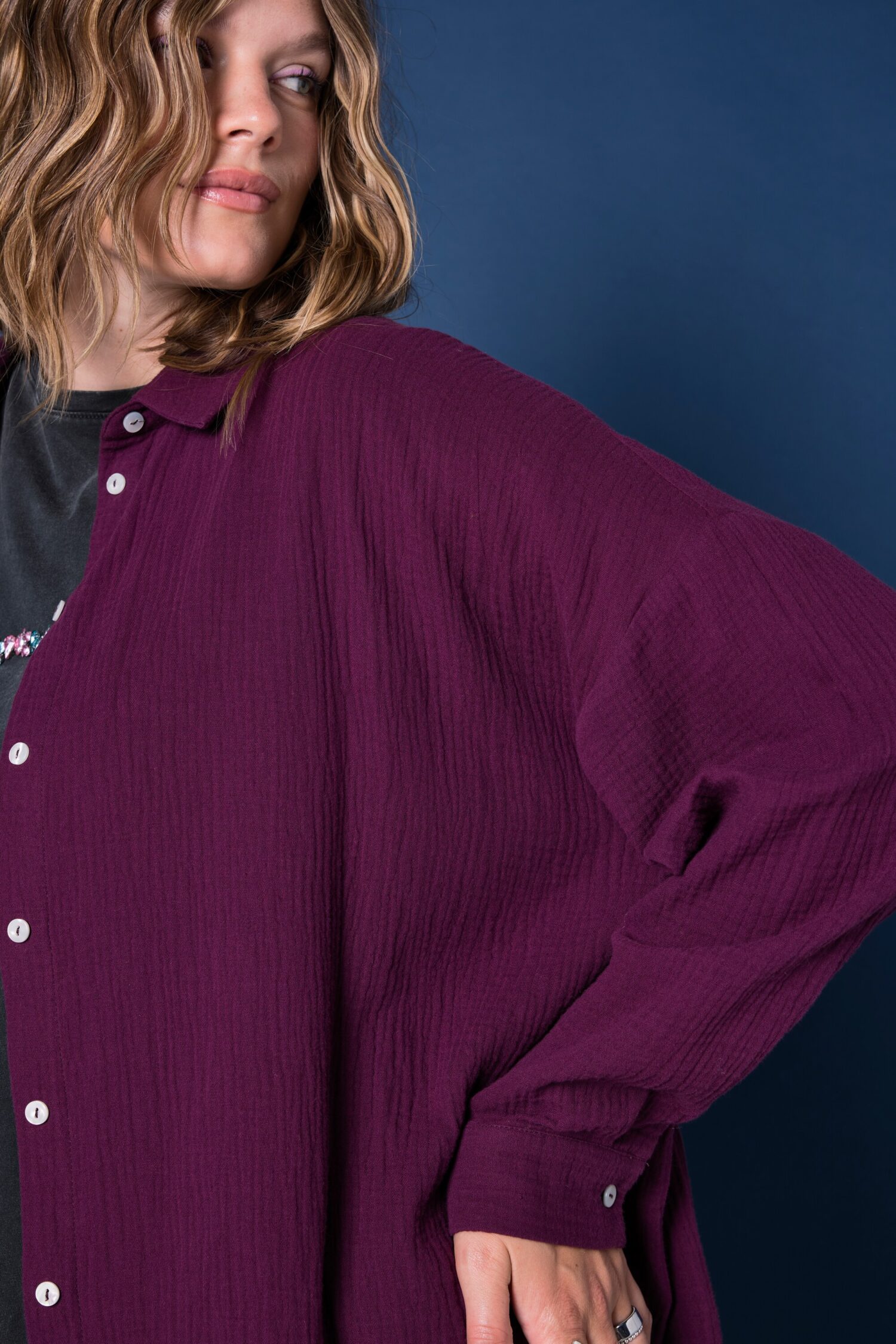 Πουκάμισο oversized με μακριά μανίκια και πλαϊνά σκισίματα