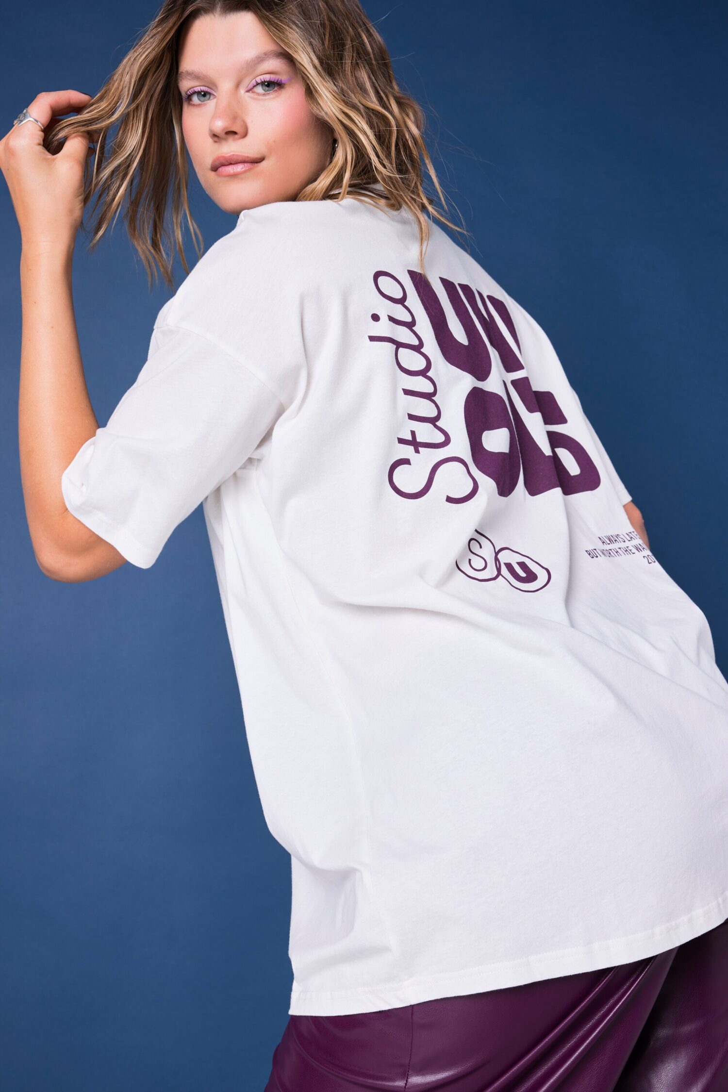 T-shirt oversized με σχέδιο "STUDIO"