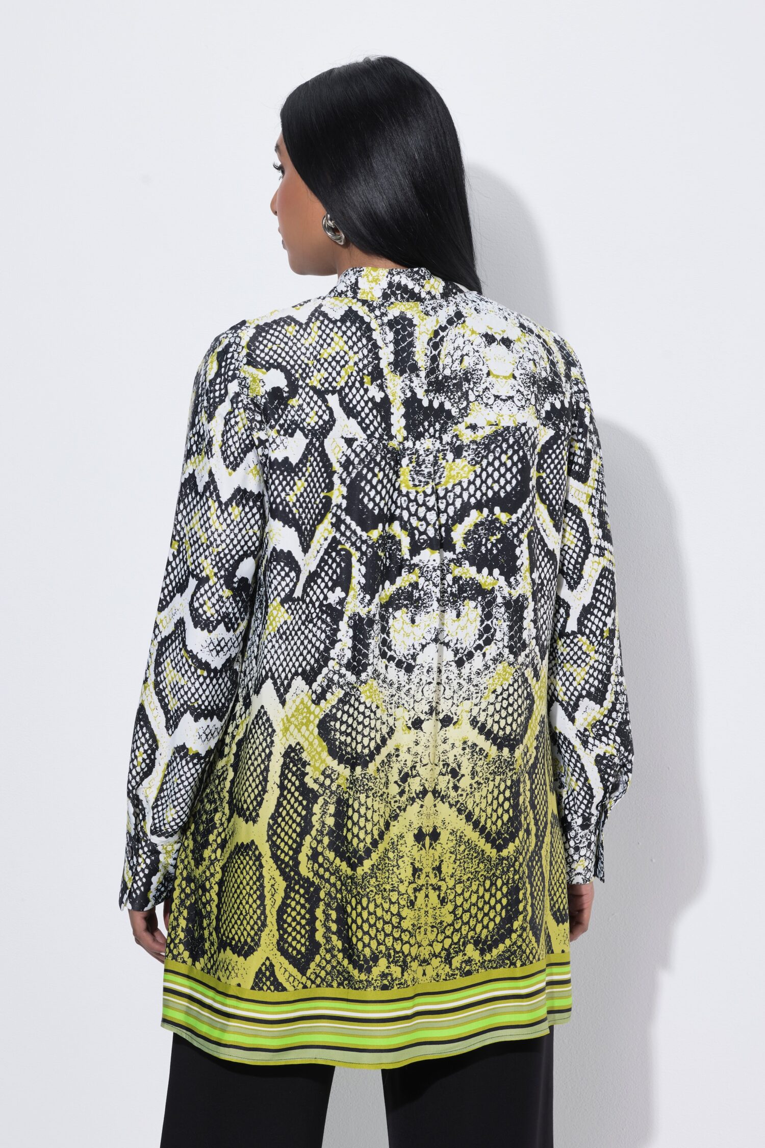 Τουνίκ με κλασική εφαρμογή, snake print και πλαϊνά σκισίματα