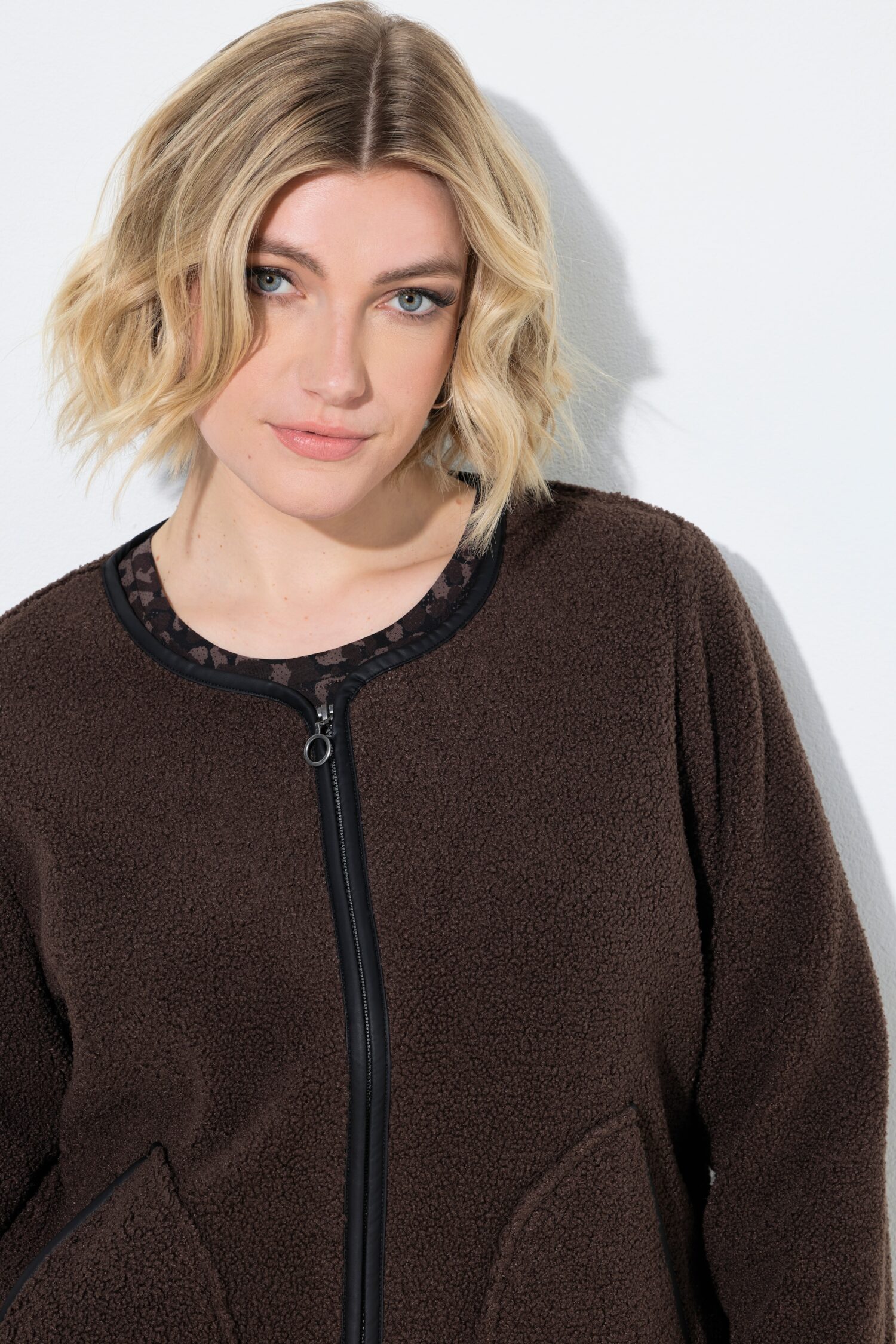 Ζακέτα fleece με φερμουάρ και λεπτομέρειες σε δερμάτινη όψη